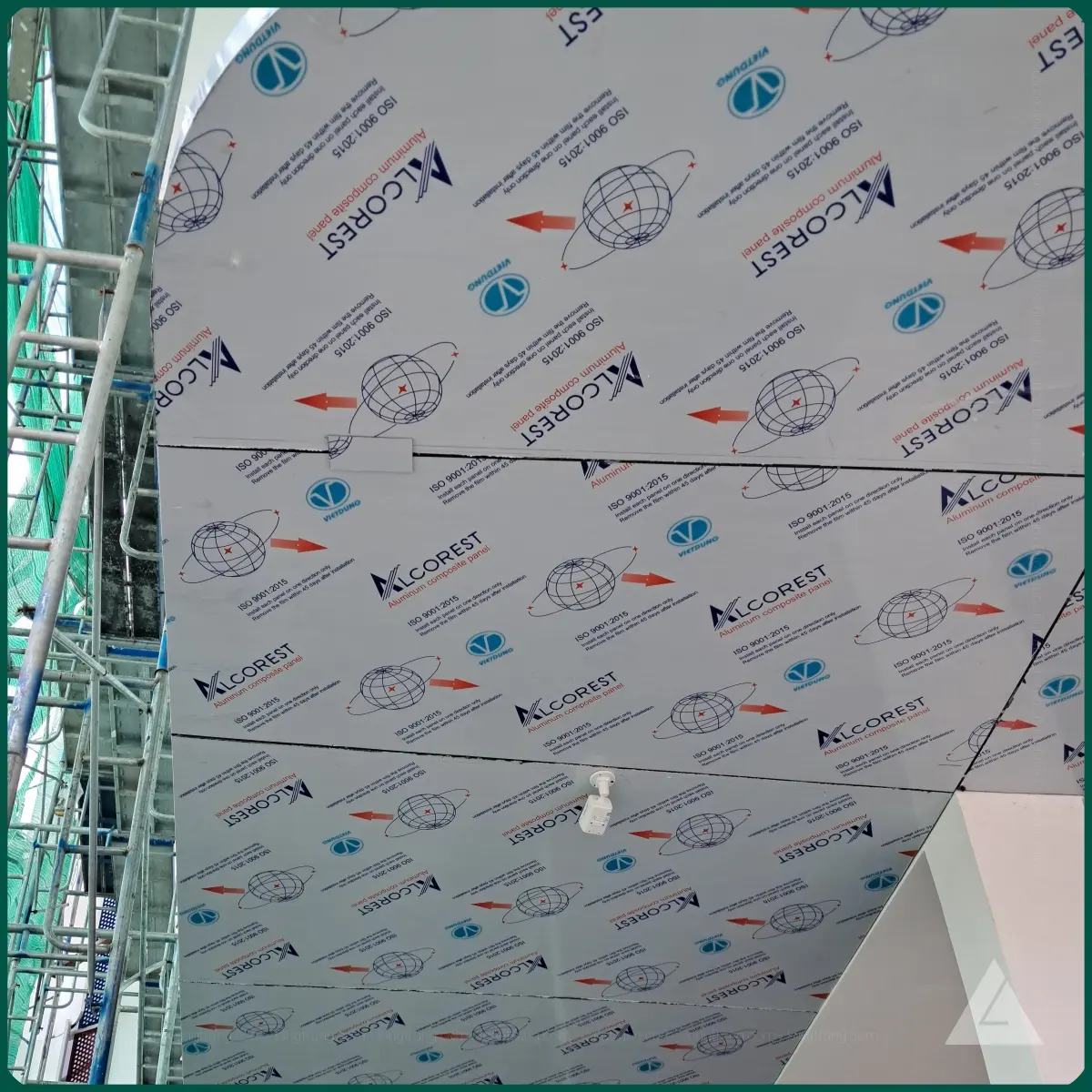 Tấm alu alcorest làm mái hiên tại tphcm