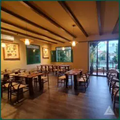 sàn nhựa hèm khóa 6mm lát sàn quán xá cổ điển