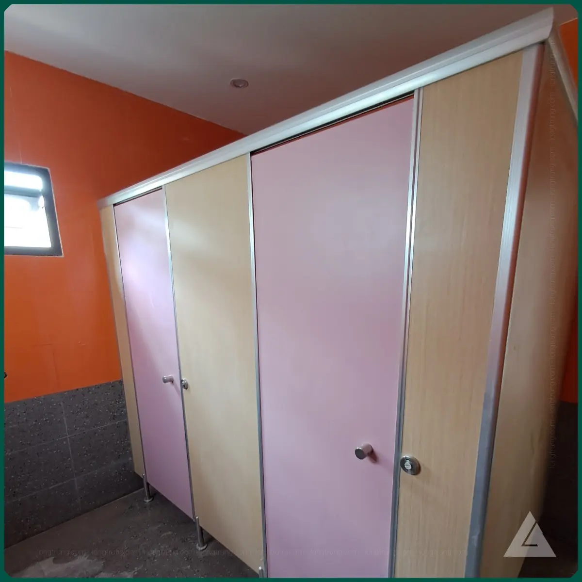 tấm compact hpl màu hồng làm nhà wc tại trường học VUS tphcm