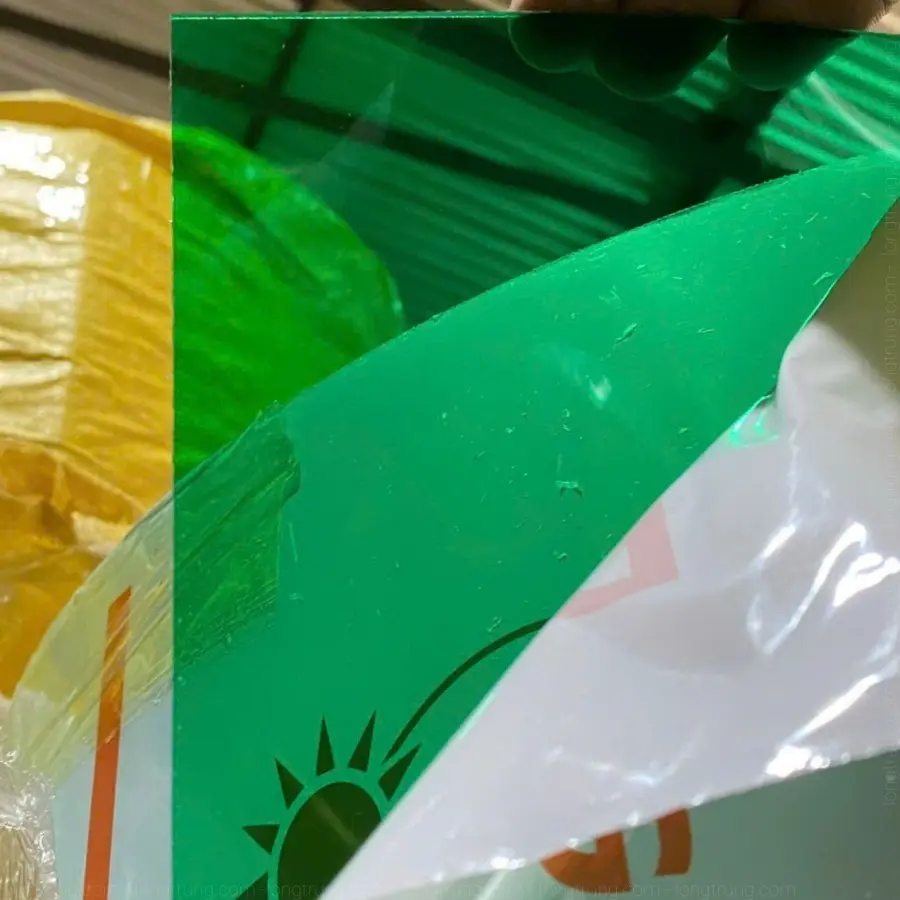mẫu tấm poly đặc màu xanh lá